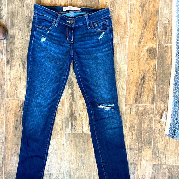 Abercrombie distressed jeans! Size 4 short. - Picture 1 of 3